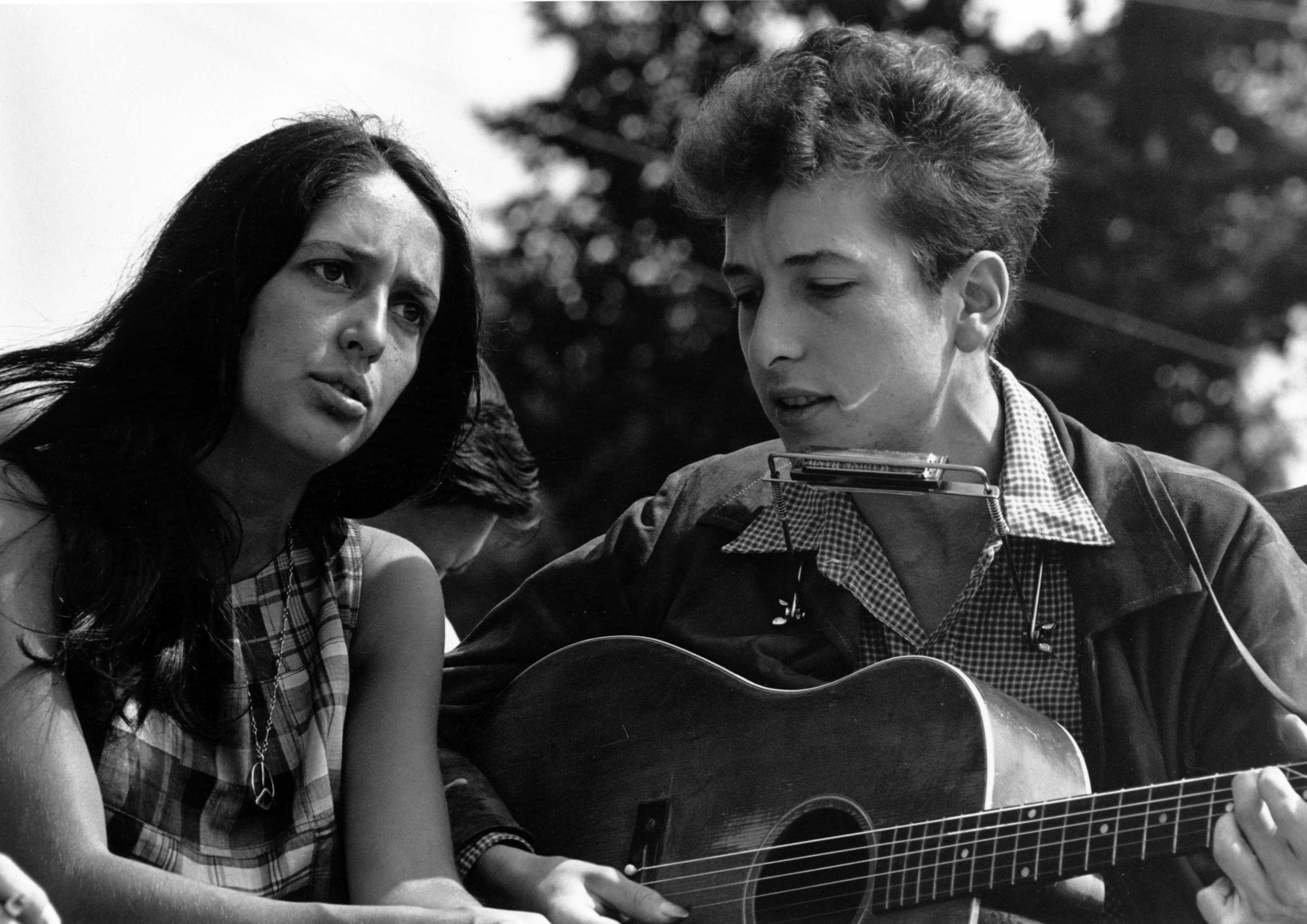Joan Baez and Bob Dylan. Image courtesy of wikipedia.org.